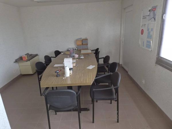 A 14 KM DE VITRE ATELIER DE 450 M2 SUR 2500 M2 DE TERRAIN DONT UNE PARTIE CONSTRUTIBLE EN HABITATION