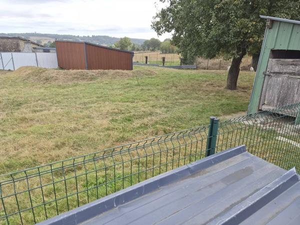 A 14 KM DE VITRE ATELIER DE 450 M2 SUR 2500 M2 DE TERRAIN DONT UNE PARTIE CONSTRUTIBLE EN HABITATION