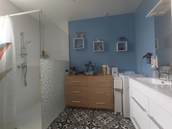 MAISON DE PLAIN-PIED AVEC GARAGE A DEUX PAS DES COMMODITES