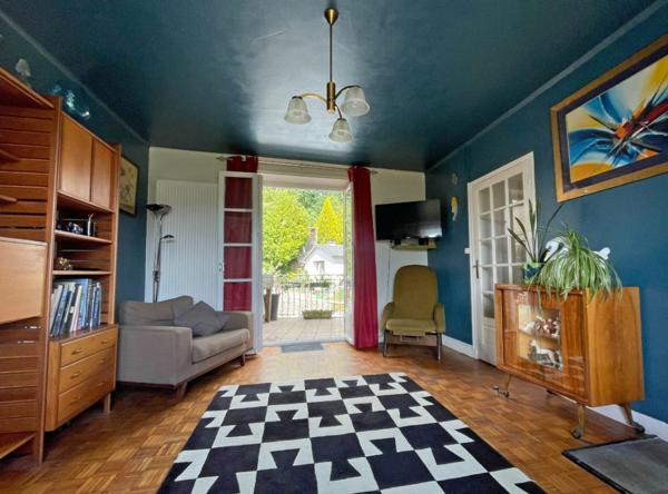 Maison 4 chambres, avec gite et jardin 209 m2 - Vue sur la rivière et l'église.