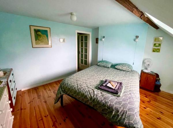 Maison 4 chambres, avec gite et jardin 209 m2 - Vue sur la rivière et l'église.