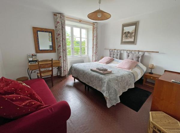 Maison 4 chambres, avec gite et jardin 209 m2 - Vue sur la rivière et l'église.