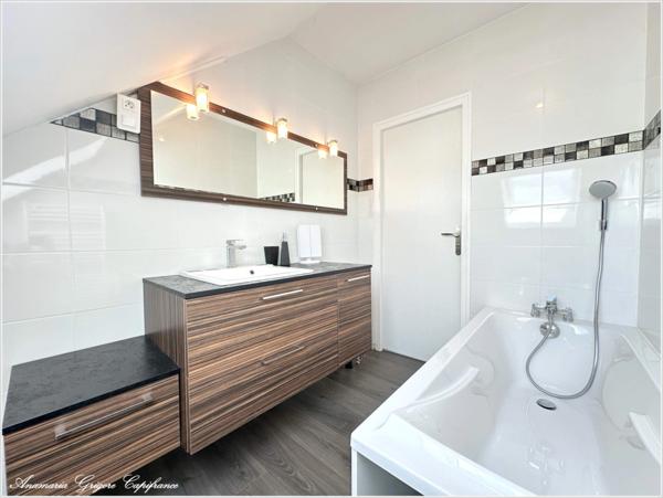 Courville-sur-Eure, belle maison de 193 m², 4 chambres, véranda, garages - 1926 m² de terrain