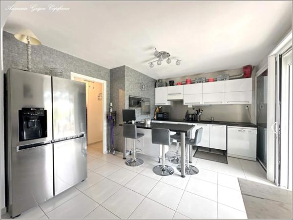 Courville-sur-Eure, belle maison de 193 m², 4 chambres, véranda, garages - 1926 m² de terrain