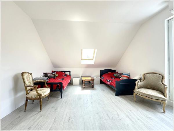 Courville-sur-Eure, belle maison de 193 m², 4 chambres, véranda, garages - 1926 m² de terrain