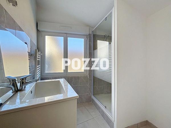 A Vendre - Saint Hilaire Du Harcouet Immeuble 6 pièce(s) 280 m² - Commerce - Appartement - SAINT HILAIRE DU HARCOUET