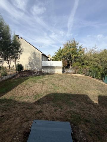 Venez découvrir ce charmant
 pavillon lumineux construit en 1985, idéalement situé, offrant 70 m² habitables plus une pièce chauffé supplémentaire de 10m² au sous sol,  sur une parcelle de 400 m². Il se compose d’une entrée, d’un séjour donnant sur une terrasse conviviale, d’une cuisine aménagée et équipée, de deux chambres et d’une salle d’eau moderne avec douche à l’italienne. et un WC séparé .
Le sous-sol total propose une pièce polyvalente chauffé avec fenêtre pouvant servir de troisième chambre, bureau ou salle de loisirs, ainsi qu’un espace buanderie et un garage permettant de stationner une voiture. Le jardin clos et arboré, avec terrasse, complète ce bien fonctionnel et agréable à vivre.