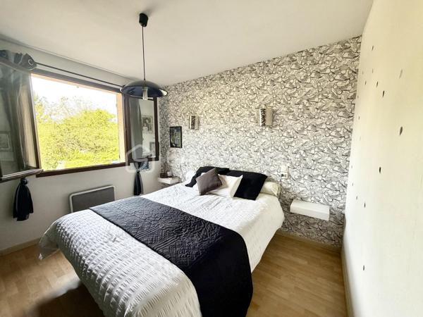 Venez découvrir ce charmant
 pavillon lumineux construit en 1985, idéalement situé, offrant 70 m² habitables plus une pièce chauffé supplémentaire de 10m² au sous sol,  sur une parcelle de 400 m². Il se compose d’une entrée, d’un séjour donnant sur une terrasse conviviale, d’une cuisine aménagée et équipée, de deux chambres et d’une salle d’eau moderne avec douche à l’italienne. et un WC séparé .
Le sous-sol total propose une pièce polyvalente chauffé avec fenêtre pouvant servir de troisième chambre, bureau ou salle de loisirs, ainsi qu’un espace buanderie et un garage permettant de stationner une voiture. Le jardin clos et arboré, avec terrasse, complète ce bien fonctionnel et agréable à vivre.