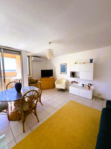 Appartement
         2 pièces
        - 55 m² 252 000 € *