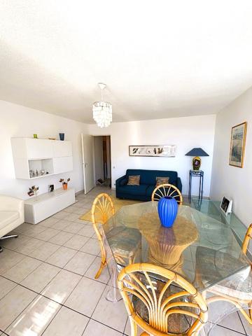 Appartement
         2 pièces
        - 55 m² 252 000 € *