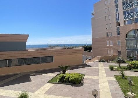 Appartement
         2 pièces
        - 55 m² 252 000 € *