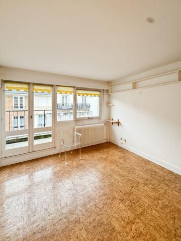 Studio 26 M² avec balcon proximité de la Place de la Nation PARIS 20