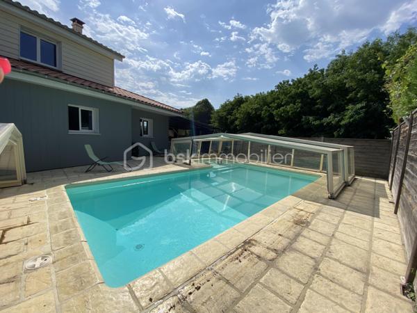 Vous aimez le calme mais proche des commodités? Cette maison de 146m2 construite en 1995 et rehaussée en 2012 sur un terrain de 824m2 dans un lotissement calme saura vous ravir avec ses prestations. 
Elle se compose: 
Au rez de chaussée: 
- D’une entrée 
- D’une cuisine équipée ouverte sur le salon/salle à manger de 51m2 donnant sur la terrasse avec four à pizza
- D’un cellier (buanderie possible) de 4m2 attenant à la cuisine
- D’un espace bureau à droite de l’entrée de 11m2
- D’une salle d’eau avec douche et double vasque de 7m2 
- D’un WC de 1m2
- D’une chambre avec placard de 10m2
- D’une chambre avec placard de 12m2
- D’une chambre avec salle d’eau et WC suspendu de 13m2
- D’un garage de 15m2 pouvant facilement se transformer en chambre supplémentaire

A l’étage : 
- D’une grande chambre de 30m2 avec possibilité de créer une salle d’eau, idéal pour les adolescant ou chambre d'amis.

Côté extérieur, une piscine de 8*4m réalisée en 2000 avec PVC armé et couverte par un dôme sera l'atout charme de la. maison pour les beaux jours. 

Un garage isolé de 65m2 avec porte de 3m*2,40m réalisé en 2012 sera idéal pour les bricoleurs ou amateurs de voiture. 

Côté prestations:
-	Fenêtres double vitrage PVC +volets roulants en aluminium avec fermeture centralisée changés en 2023
-	Chauffage au sol par chaudière gaz à condensation changée 2019
-	Poêle à bois
-	Climatisation réversible à l’étage 
-	Isolation par l’extérieur faite en 2024 avec bardage 
-	Isolation du toit + tuiles + zinguerie + bandeaux + dessous de toit PVC réalisés en 2024
-	Adoucisseur d’eau installé en 2021
-	Aucune anomalie électrique dans le diagnostic
-	Puits pour piscine et arrosage
-	Entrée de la cour en béton désactivé
-	DPE : C
-	Fibre 
-	Tout à l’égout 
-	Charges de lotissement : 70€ par an

En résumé, bien assez rare sur le secteur , en très bon état. A visiter sans tarder pour lieux apprécier!