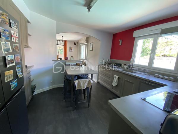 Vous aimez le calme mais proche des commodités? Cette maison de 146m2 construite en 1995 et rehaussée en 2012 sur un terrain de 824m2 dans un lotissement calme saura vous ravir avec ses prestations. 
Elle se compose: 
Au rez de chaussée: 
- D’une entrée 
- D’une cuisine équipée ouverte sur le salon/salle à manger de 51m2 donnant sur la terrasse avec four à pizza
- D’un cellier (buanderie possible) de 4m2 attenant à la cuisine
- D’un espace bureau à droite de l’entrée de 11m2
- D’une salle d’eau avec douche et double vasque de 7m2 
- D’un WC de 1m2
- D’une chambre avec placard de 10m2
- D’une chambre avec placard de 12m2
- D’une chambre avec salle d’eau et WC suspendu de 13m2
- D’un garage de 15m2 pouvant facilement se transformer en chambre supplémentaire

A l’étage : 
- D’une grande chambre de 30m2 avec possibilité de créer une salle d’eau, idéal pour les adolescant ou chambre d'amis.

Côté extérieur, une piscine de 8*4m réalisée en 2000 avec PVC armé et couverte par un dôme sera l'atout charme de la. maison pour les beaux jours. 

Un garage isolé de 65m2 avec porte de 3m*2,40m réalisé en 2012 sera idéal pour les bricoleurs ou amateurs de voiture. 

Côté prestations:
-	Fenêtres double vitrage PVC +volets roulants en aluminium avec fermeture centralisée changés en 2023
-	Chauffage au sol par chaudière gaz à condensation changée 2019
-	Poêle à bois
-	Climatisation réversible à l’étage 
-	Isolation par l’extérieur faite en 2024 avec bardage 
-	Isolation du toit + tuiles + zinguerie + bandeaux + dessous de toit PVC réalisés en 2024
-	Adoucisseur d’eau installé en 2021
-	Aucune anomalie électrique dans le diagnostic
-	Puits pour piscine et arrosage
-	Entrée de la cour en béton désactivé
-	DPE : C
-	Fibre 
-	Tout à l’égout 
-	Charges de lotissement : 70€ par an

En résumé, bien assez rare sur le secteur , en très bon état. A visiter sans tarder pour lieux apprécier!