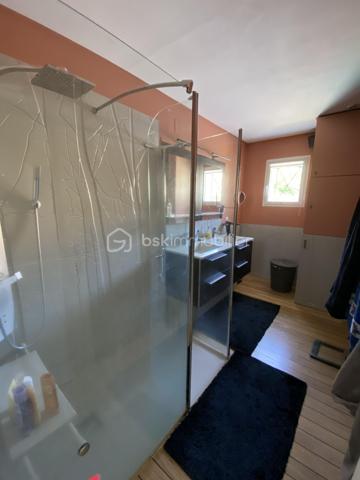 Vous aimez le calme mais proche des commodités? Cette maison de 146m2 construite en 1995 et rehaussée en 2012 sur un terrain de 824m2 dans un lotissement calme saura vous ravir avec ses prestations. 
Elle se compose: 
Au rez de chaussée: 
- D’une entrée 
- D’une cuisine équipée ouverte sur le salon/salle à manger de 51m2 donnant sur la terrasse avec four à pizza
- D’un cellier (buanderie possible) de 4m2 attenant à la cuisine
- D’un espace bureau à droite de l’entrée de 11m2
- D’une salle d’eau avec douche et double vasque de 7m2 
- D’un WC de 1m2
- D’une chambre avec placard de 10m2
- D’une chambre avec placard de 12m2
- D’une chambre avec salle d’eau et WC suspendu de 13m2
- D’un garage de 15m2 pouvant facilement se transformer en chambre supplémentaire

A l’étage : 
- D’une grande chambre de 30m2 avec possibilité de créer une salle d’eau, idéal pour les adolescant ou chambre d'amis.

Côté extérieur, une piscine de 8*4m réalisée en 2000 avec PVC armé et couverte par un dôme sera l'atout charme de la. maison pour les beaux jours. 

Un garage isolé de 65m2 avec porte de 3m*2,40m réalisé en 2012 sera idéal pour les bricoleurs ou amateurs de voiture. 

Côté prestations:
-	Fenêtres double vitrage PVC +volets roulants en aluminium avec fermeture centralisée changés en 2023
-	Chauffage au sol par chaudière gaz à condensation changée 2019
-	Poêle à bois
-	Climatisation réversible à l’étage 
-	Isolation par l’extérieur faite en 2024 avec bardage 
-	Isolation du toit + tuiles + zinguerie + bandeaux + dessous de toit PVC réalisés en 2024
-	Adoucisseur d’eau installé en 2021
-	Aucune anomalie électrique dans le diagnostic
-	Puits pour piscine et arrosage
-	Entrée de la cour en béton désactivé
-	DPE : C
-	Fibre 
-	Tout à l’égout 
-	Charges de lotissement : 70€ par an

En résumé, bien assez rare sur le secteur , en très bon état. A visiter sans tarder pour lieux apprécier!