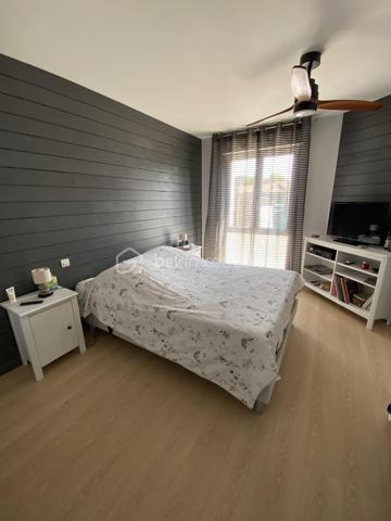 Vous aimez le calme mais proche des commodités? Cette maison de 146m2 construite en 1995 et rehaussée en 2012 sur un terrain de 824m2 dans un lotissement calme saura vous ravir avec ses prestations. 
Elle se compose: 
Au rez de chaussée: 
- D’une entrée 
- D’une cuisine équipée ouverte sur le salon/salle à manger de 51m2 donnant sur la terrasse avec four à pizza
- D’un cellier (buanderie possible) de 4m2 attenant à la cuisine
- D’un espace bureau à droite de l’entrée de 11m2
- D’une salle d’eau avec douche et double vasque de 7m2 
- D’un WC de 1m2
- D’une chambre avec placard de 10m2
- D’une chambre avec placard de 12m2
- D’une chambre avec salle d’eau et WC suspendu de 13m2
- D’un garage de 15m2 pouvant facilement se transformer en chambre supplémentaire

A l’étage : 
- D’une grande chambre de 30m2 avec possibilité de créer une salle d’eau, idéal pour les adolescant ou chambre d'amis.

Côté extérieur, une piscine de 8*4m réalisée en 2000 avec PVC armé et couverte par un dôme sera l'atout charme de la. maison pour les beaux jours. 

Un garage isolé de 65m2 avec porte de 3m*2,40m réalisé en 2012 sera idéal pour les bricoleurs ou amateurs de voiture. 

Côté prestations:
-	Fenêtres double vitrage PVC +volets roulants en aluminium avec fermeture centralisée changés en 2023
-	Chauffage au sol par chaudière gaz à condensation changée 2019
-	Poêle à bois
-	Climatisation réversible à l’étage 
-	Isolation par l’extérieur faite en 2024 avec bardage 
-	Isolation du toit + tuiles + zinguerie + bandeaux + dessous de toit PVC réalisés en 2024
-	Adoucisseur d’eau installé en 2021
-	Aucune anomalie électrique dans le diagnostic
-	Puits pour piscine et arrosage
-	Entrée de la cour en béton désactivé
-	DPE : C
-	Fibre 
-	Tout à l’égout 
-	Charges de lotissement : 70€ par an

En résumé, bien assez rare sur le secteur , en très bon état. A visiter sans tarder pour lieux apprécier!