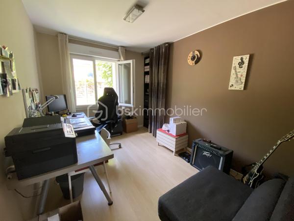 Vous aimez le calme mais proche des commodités? Cette maison de 146m2 construite en 1995 et rehaussée en 2012 sur un terrain de 824m2 dans un lotissement calme saura vous ravir avec ses prestations. 
Elle se compose: 
Au rez de chaussée: 
- D’une entrée 
- D’une cuisine équipée ouverte sur le salon/salle à manger de 51m2 donnant sur la terrasse avec four à pizza
- D’un cellier (buanderie possible) de 4m2 attenant à la cuisine
- D’un espace bureau à droite de l’entrée de 11m2
- D’une salle d’eau avec douche et double vasque de 7m2 
- D’un WC de 1m2
- D’une chambre avec placard de 10m2
- D’une chambre avec placard de 12m2
- D’une chambre avec salle d’eau et WC suspendu de 13m2
- D’un garage de 15m2 pouvant facilement se transformer en chambre supplémentaire

A l’étage : 
- D’une grande chambre de 30m2 avec possibilité de créer une salle d’eau, idéal pour les adolescant ou chambre d'amis.

Côté extérieur, une piscine de 8*4m réalisée en 2000 avec PVC armé et couverte par un dôme sera l'atout charme de la. maison pour les beaux jours. 

Un garage isolé de 65m2 avec porte de 3m*2,40m réalisé en 2012 sera idéal pour les bricoleurs ou amateurs de voiture. 

Côté prestations:
-	Fenêtres double vitrage PVC +volets roulants en aluminium avec fermeture centralisée changés en 2023
-	Chauffage au sol par chaudière gaz à condensation changée 2019
-	Poêle à bois
-	Climatisation réversible à l’étage 
-	Isolation par l’extérieur faite en 2024 avec bardage 
-	Isolation du toit + tuiles + zinguerie + bandeaux + dessous de toit PVC réalisés en 2024
-	Adoucisseur d’eau installé en 2021
-	Aucune anomalie électrique dans le diagnostic
-	Puits pour piscine et arrosage
-	Entrée de la cour en béton désactivé
-	DPE : C
-	Fibre 
-	Tout à l’égout 
-	Charges de lotissement : 70€ par an

En résumé, bien assez rare sur le secteur , en très bon état. A visiter sans tarder pour lieux apprécier!
