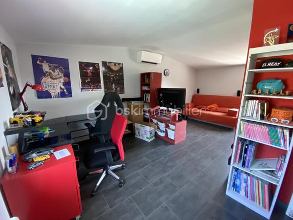 Vous aimez le calme mais proche des commodités? Cette maison de 146m2 construite en 1995 et rehaussée en 2012 sur un terrain de 824m2 dans un lotissement calme saura vous ravir avec ses prestations. 
Elle se compose: 
Au rez de chaussée: 
- D’une entrée 
- D’une cuisine équipée ouverte sur le salon/salle à manger de 51m2 donnant sur la terrasse avec four à pizza
- D’un cellier (buanderie possible) de 4m2 attenant à la cuisine
- D’un espace bureau à droite de l’entrée de 11m2
- D’une salle d’eau avec douche et double vasque de 7m2 
- D’un WC de 1m2
- D’une chambre avec placard de 10m2
- D’une chambre avec placard de 12m2
- D’une chambre avec salle d’eau et WC suspendu de 13m2
- D’un garage de 15m2 pouvant facilement se transformer en chambre supplémentaire

A l’étage : 
- D’une grande chambre de 30m2 avec possibilité de créer une salle d’eau, idéal pour les adolescant ou chambre d'amis.

Côté extérieur, une piscine de 8*4m réalisée en 2000 avec PVC armé et couverte par un dôme sera l'atout charme de la. maison pour les beaux jours. 

Un garage isolé de 65m2 avec porte de 3m*2,40m réalisé en 2012 sera idéal pour les bricoleurs ou amateurs de voiture. 

Côté prestations:
-	Fenêtres double vitrage PVC +volets roulants en aluminium avec fermeture centralisée changés en 2023
-	Chauffage au sol par chaudière gaz à condensation changée 2019
-	Poêle à bois
-	Climatisation réversible à l’étage 
-	Isolation par l’extérieur faite en 2024 avec bardage 
-	Isolation du toit + tuiles + zinguerie + bandeaux + dessous de toit PVC réalisés en 2024
-	Adoucisseur d’eau installé en 2021
-	Aucune anomalie électrique dans le diagnostic
-	Puits pour piscine et arrosage
-	Entrée de la cour en béton désactivé
-	DPE : C
-	Fibre 
-	Tout à l’égout 
-	Charges de lotissement : 70€ par an

En résumé, bien assez rare sur le secteur , en très bon état. A visiter sans tarder pour lieux apprécier!