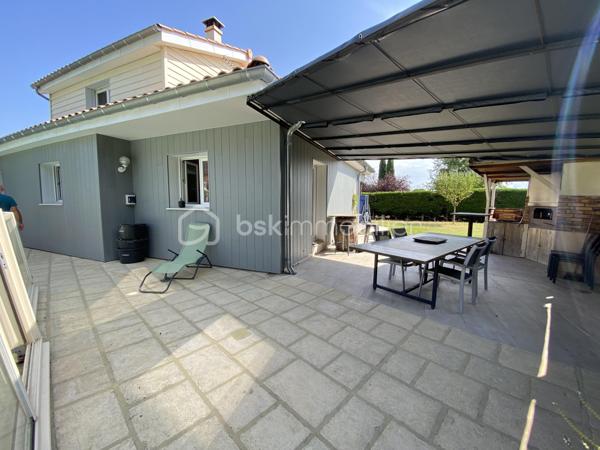 Vous aimez le calme mais proche des commodités? Cette maison de 146m2 construite en 1995 et rehaussée en 2012 sur un terrain de 824m2 dans un lotissement calme saura vous ravir avec ses prestations. 
Elle se compose: 
Au rez de chaussée: 
- D’une entrée 
- D’une cuisine équipée ouverte sur le salon/salle à manger de 51m2 donnant sur la terrasse avec four à pizza
- D’un cellier (buanderie possible) de 4m2 attenant à la cuisine
- D’un espace bureau à droite de l’entrée de 11m2
- D’une salle d’eau avec douche et double vasque de 7m2 
- D’un WC de 1m2
- D’une chambre avec placard de 10m2
- D’une chambre avec placard de 12m2
- D’une chambre avec salle d’eau et WC suspendu de 13m2
- D’un garage de 15m2 pouvant facilement se transformer en chambre supplémentaire

A l’étage : 
- D’une grande chambre de 30m2 avec possibilité de créer une salle d’eau, idéal pour les adolescant ou chambre d'amis.

Côté extérieur, une piscine de 8*4m réalisée en 2000 avec PVC armé et couverte par un dôme sera l'atout charme de la. maison pour les beaux jours. 

Un garage isolé de 65m2 avec porte de 3m*2,40m réalisé en 2012 sera idéal pour les bricoleurs ou amateurs de voiture. 

Côté prestations:
-	Fenêtres double vitrage PVC +volets roulants en aluminium avec fermeture centralisée changés en 2023
-	Chauffage au sol par chaudière gaz à condensation changée 2019
-	Poêle à bois
-	Climatisation réversible à l’étage 
-	Isolation par l’extérieur faite en 2024 avec bardage 
-	Isolation du toit + tuiles + zinguerie + bandeaux + dessous de toit PVC réalisés en 2024
-	Adoucisseur d’eau installé en 2021
-	Aucune anomalie électrique dans le diagnostic
-	Puits pour piscine et arrosage
-	Entrée de la cour en béton désactivé
-	DPE : C
-	Fibre 
-	Tout à l’égout 
-	Charges de lotissement : 70€ par an

En résumé, bien assez rare sur le secteur , en très bon état. A visiter sans tarder pour lieux apprécier!