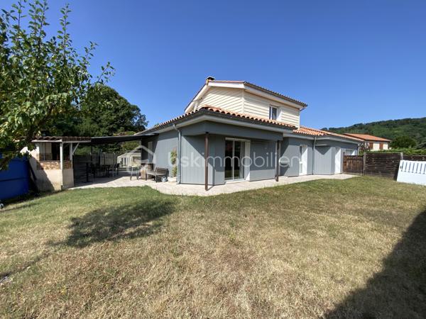 Vous aimez le calme mais proche des commodités? Cette maison de 146m2 construite en 1995 et rehaussée en 2012 sur un terrain de 824m2 dans un lotissement calme saura vous ravir avec ses prestations. 
Elle se compose: 
Au rez de chaussée: 
- D’une entrée 
- D’une cuisine équipée ouverte sur le salon/salle à manger de 51m2 donnant sur la terrasse avec four à pizza
- D’un cellier (buanderie possible) de 4m2 attenant à la cuisine
- D’un espace bureau à droite de l’entrée de 11m2
- D’une salle d’eau avec douche et double vasque de 7m2 
- D’un WC de 1m2
- D’une chambre avec placard de 10m2
- D’une chambre avec placard de 12m2
- D’une chambre avec salle d’eau et WC suspendu de 13m2
- D’un garage de 15m2 pouvant facilement se transformer en chambre supplémentaire

A l’étage : 
- D’une grande chambre de 30m2 avec possibilité de créer une salle d’eau, idéal pour les adolescant ou chambre d'amis.

Côté extérieur, une piscine de 8*4m réalisée en 2000 avec PVC armé et couverte par un dôme sera l'atout charme de la. maison pour les beaux jours. 

Un garage isolé de 65m2 avec porte de 3m*2,40m réalisé en 2012 sera idéal pour les bricoleurs ou amateurs de voiture. 

Côté prestations:
-	Fenêtres double vitrage PVC +volets roulants en aluminium avec fermeture centralisée changés en 2023
-	Chauffage au sol par chaudière gaz à condensation changée 2019
-	Poêle à bois
-	Climatisation réversible à l’étage 
-	Isolation par l’extérieur faite en 2024 avec bardage 
-	Isolation du toit + tuiles + zinguerie + bandeaux + dessous de toit PVC réalisés en 2024
-	Adoucisseur d’eau installé en 2021
-	Aucune anomalie électrique dans le diagnostic
-	Puits pour piscine et arrosage
-	Entrée de la cour en béton désactivé
-	DPE : C
-	Fibre 
-	Tout à l’égout 
-	Charges de lotissement : 70€ par an

En résumé, bien assez rare sur le secteur , en très bon état. A visiter sans tarder pour lieux apprécier!