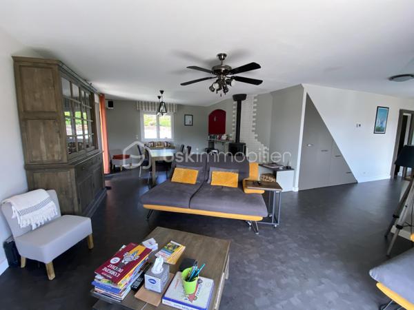 Vous aimez le calme mais proche des commodités? Cette maison de 146m2 construite en 1995 et rehaussée en 2012 sur un terrain de 824m2 dans un lotissement calme saura vous ravir avec ses prestations. 
Elle se compose: 
Au rez de chaussée: 
- D’une entrée 
- D’une cuisine équipée ouverte sur le salon/salle à manger de 51m2 donnant sur la terrasse avec four à pizza
- D’un cellier (buanderie possible) de 4m2 attenant à la cuisine
- D’un espace bureau à droite de l’entrée de 11m2
- D’une salle d’eau avec douche et double vasque de 7m2 
- D’un WC de 1m2
- D’une chambre avec placard de 10m2
- D’une chambre avec placard de 12m2
- D’une chambre avec salle d’eau et WC suspendu de 13m2
- D’un garage de 15m2 pouvant facilement se transformer en chambre supplémentaire

A l’étage : 
- D’une grande chambre de 30m2 avec possibilité de créer une salle d’eau, idéal pour les adolescant ou chambre d'amis.

Côté extérieur, une piscine de 8*4m réalisée en 2000 avec PVC armé et couverte par un dôme sera l'atout charme de la. maison pour les beaux jours. 

Un garage isolé de 65m2 avec porte de 3m*2,40m réalisé en 2012 sera idéal pour les bricoleurs ou amateurs de voiture. 

Côté prestations:
-	Fenêtres double vitrage PVC +volets roulants en aluminium avec fermeture centralisée changés en 2023
-	Chauffage au sol par chaudière gaz à condensation changée 2019
-	Poêle à bois
-	Climatisation réversible à l’étage 
-	Isolation par l’extérieur faite en 2024 avec bardage 
-	Isolation du toit + tuiles + zinguerie + bandeaux + dessous de toit PVC réalisés en 2024
-	Adoucisseur d’eau installé en 2021
-	Aucune anomalie électrique dans le diagnostic
-	Puits pour piscine et arrosage
-	Entrée de la cour en béton désactivé
-	DPE : C
-	Fibre 
-	Tout à l’égout 
-	Charges de lotissement : 70€ par an

En résumé, bien assez rare sur le secteur , en très bon état. A visiter sans tarder pour lieux apprécier!