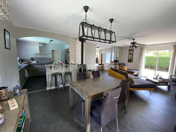 Vous aimez le calme mais proche des commodités? Cette maison de 146m2 construite en 1995 et rehaussée en 2012 sur un terrain de 824m2 dans un lotissement calme saura vous ravir avec ses prestations. 
Elle se compose: 
Au rez de chaussée: 
- D’une entrée 
- D’une cuisine équipée ouverte sur le salon/salle à manger de 51m2 donnant sur la terrasse avec four à pizza
- D’un cellier (buanderie possible) de 4m2 attenant à la cuisine
- D’un espace bureau à droite de l’entrée de 11m2
- D’une salle d’eau avec douche et double vasque de 7m2 
- D’un WC de 1m2
- D’une chambre avec placard de 10m2
- D’une chambre avec placard de 12m2
- D’une chambre avec salle d’eau et WC suspendu de 13m2
- D’un garage de 15m2 pouvant facilement se transformer en chambre supplémentaire

A l’étage : 
- D’une grande chambre de 30m2 avec possibilité de créer une salle d’eau, idéal pour les adolescant ou chambre d'amis.

Côté extérieur, une piscine de 8*4m réalisée en 2000 avec PVC armé et couverte par un dôme sera l'atout charme de la. maison pour les beaux jours. 

Un garage isolé de 65m2 avec porte de 3m*2,40m réalisé en 2012 sera idéal pour les bricoleurs ou amateurs de voiture. 

Côté prestations:
-	Fenêtres double vitrage PVC +volets roulants en aluminium avec fermeture centralisée changés en 2023
-	Chauffage au sol par chaudière gaz à condensation changée 2019
-	Poêle à bois
-	Climatisation réversible à l’étage 
-	Isolation par l’extérieur faite en 2024 avec bardage 
-	Isolation du toit + tuiles + zinguerie + bandeaux + dessous de toit PVC réalisés en 2024
-	Adoucisseur d’eau installé en 2021
-	Aucune anomalie électrique dans le diagnostic
-	Puits pour piscine et arrosage
-	Entrée de la cour en béton désactivé
-	DPE : C
-	Fibre 
-	Tout à l’égout 
-	Charges de lotissement : 70€ par an

En résumé, bien assez rare sur le secteur , en très bon état. A visiter sans tarder pour lieux apprécier!
