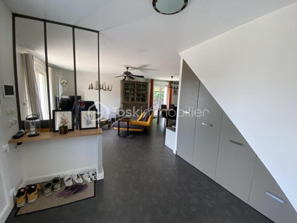 Vous aimez le calme mais proche des commodités? Cette maison de 146m2 construite en 1995 et rehaussée en 2012 sur un terrain de 824m2 dans un lotissement calme saura vous ravir avec ses prestations. 
Elle se compose: 
Au rez de chaussée: 
- D’une entrée 
- D’une cuisine équipée ouverte sur le salon/salle à manger de 51m2 donnant sur la terrasse avec four à pizza
- D’un cellier (buanderie possible) de 4m2 attenant à la cuisine
- D’un espace bureau à droite de l’entrée de 11m2
- D’une salle d’eau avec douche et double vasque de 7m2 
- D’un WC de 1m2
- D’une chambre avec placard de 10m2
- D’une chambre avec placard de 12m2
- D’une chambre avec salle d’eau et WC suspendu de 13m2
- D’un garage de 15m2 pouvant facilement se transformer en chambre supplémentaire

A l’étage : 
- D’une grande chambre de 30m2 avec possibilité de créer une salle d’eau, idéal pour les adolescant ou chambre d'amis.

Côté extérieur, une piscine de 8*4m réalisée en 2000 avec PVC armé et couverte par un dôme sera l'atout charme de la. maison pour les beaux jours. 

Un garage isolé de 65m2 avec porte de 3m*2,40m réalisé en 2012 sera idéal pour les bricoleurs ou amateurs de voiture. 

Côté prestations:
-	Fenêtres double vitrage PVC +volets roulants en aluminium avec fermeture centralisée changés en 2023
-	Chauffage au sol par chaudière gaz à condensation changée 2019
-	Poêle à bois
-	Climatisation réversible à l’étage 
-	Isolation par l’extérieur faite en 2024 avec bardage 
-	Isolation du toit + tuiles + zinguerie + bandeaux + dessous de toit PVC réalisés en 2024
-	Adoucisseur d’eau installé en 2021
-	Aucune anomalie électrique dans le diagnostic
-	Puits pour piscine et arrosage
-	Entrée de la cour en béton désactivé
-	DPE : C
-	Fibre 
-	Tout à l’égout 
-	Charges de lotissement : 70€ par an

En résumé, bien assez rare sur le secteur , en très bon état. A visiter sans tarder pour lieux apprécier!