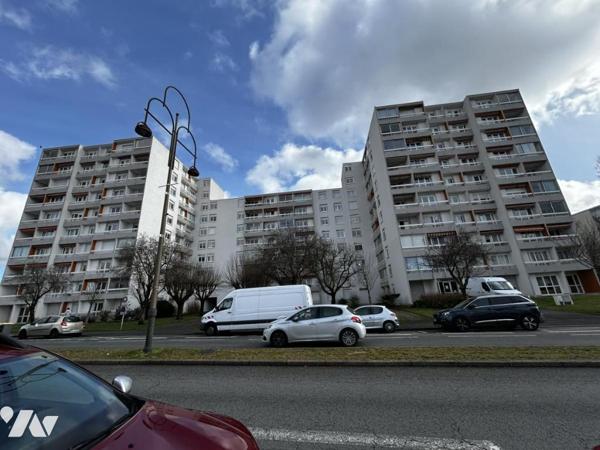 Appartement 5 pièces, dernier étage vendu avec cave, parking et garage