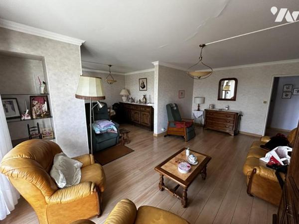 Appartement 5 pièces, dernier étage vendu avec cave, parking et garage