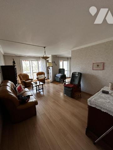 Appartement 5 pièces, dernier étage vendu avec cave, parking et garage