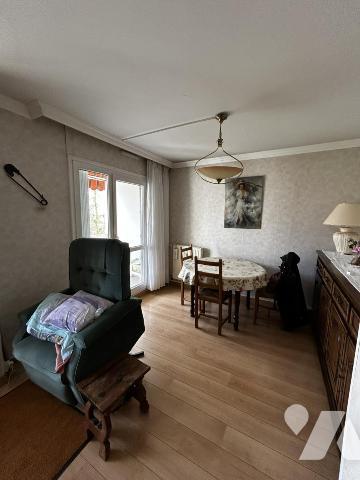 Appartement 5 pièces, dernier étage vendu avec cave, parking et garage