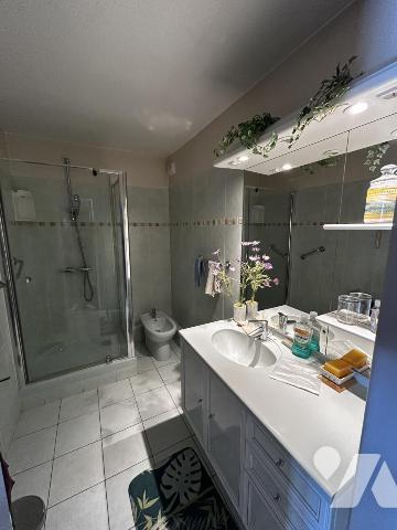 Appartement 5 pièces, dernier étage vendu avec cave, parking et garage