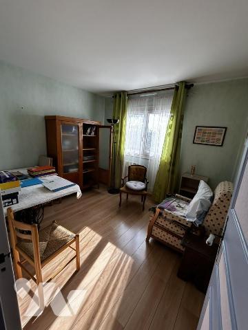 Appartement 5 pièces, dernier étage vendu avec cave, parking et garage