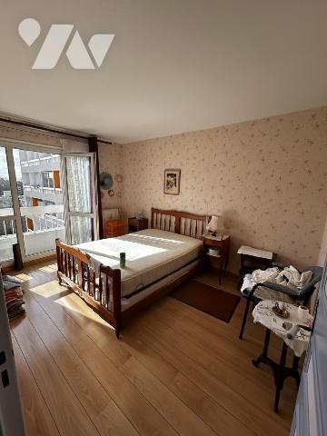 Appartement 5 pièces, dernier étage vendu avec cave, parking et garage