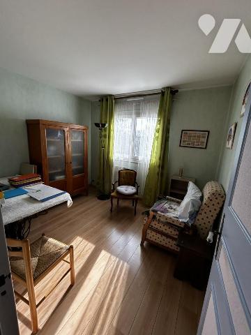 Appartement 5 pièces, dernier étage vendu avec cave, parking et garage