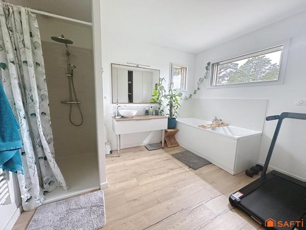 Maison en bois contemporaine avec grand terrain