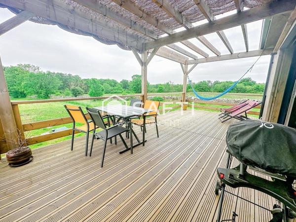 Maison en bois contemporaine avec grand terrain