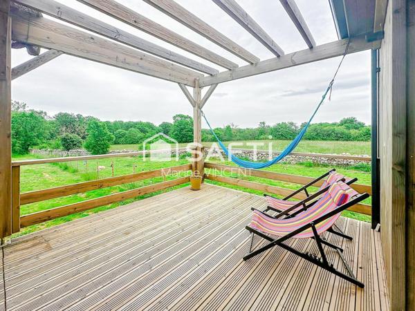 Maison en bois contemporaine avec grand terrain