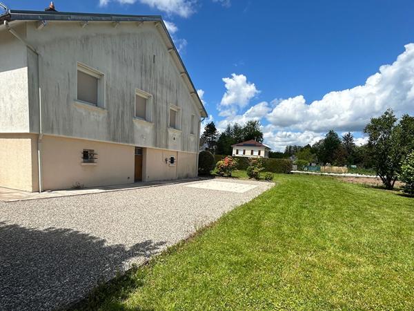 MAISON FAMILIALE 4 CHAMBRES GARAGE ET TERRAIN CENTRE LURE
