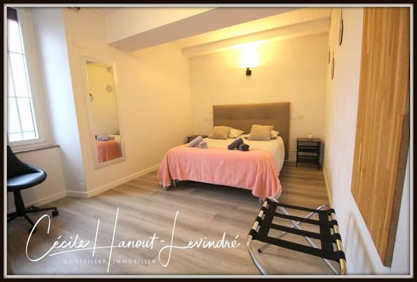 Le Mont-Saint-Michel (50170) Propriété d'exception en pierre dans la baie du Mont-Saint-Michel. Maison + gîte + dépendances aménageables. T