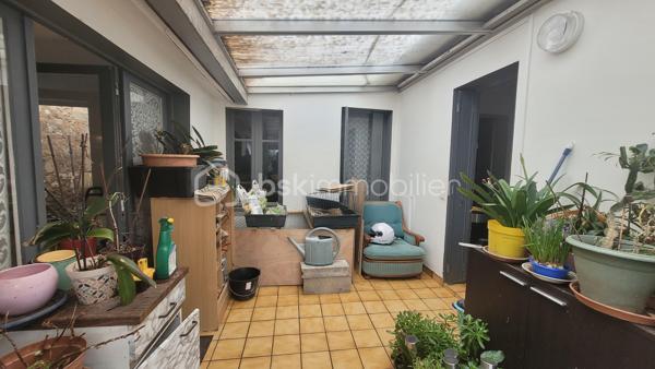 Découvrez cette maison de ville de plain-pied, idéale pour allier le calme et la praticité au quotidien.

La Véranda  : Véritable pièce de vie supplémentaire, la véranda prolonge l'espace intérieur et offre son accès sur le jardin.
La Pièce de vie & Cuisine : Une entrée s'ouvre sur un salon et une cuisine, parfaits pour recevoir ou se détendre.
Espace Nuit & Commodités : Une chambre confortable, une salle d’eau et son WC
Un garage attenant (un vrai atout en ville !) ainsi qu’un chai de rangement idéal pour le bricolage ou le stockage.

Les Extérieurs
Profitez d’un jardin privatif situé à l'avant de la maison, parfaitement exposé pour savourer les beaux jours, organiser des repas en extérieur ou simplement vous détendre au soleil en toute tranquillité.

Les Atouts & Informations Pratiques
Emplacement recherché proche des commodités.
Stationnement facilité (garage + espaces extérieurs).
Raccordée au tout à l'égout

Opportunité locative : Le bien est actuellement loué, garantissant des revenus locatifs immédiats ou un projet à moyen terme.

Contactez-moi dès aujourd'hui pour organiser une visite.
Je suis ouverte à l'inter-agence.