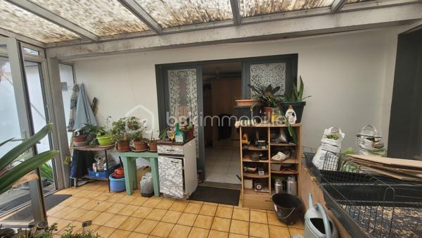 Découvrez cette maison de ville de plain-pied, idéale pour allier le calme et la praticité au quotidien.

La Véranda  : Véritable pièce de vie supplémentaire, la véranda prolonge l'espace intérieur et offre son accès sur le jardin.
La Pièce de vie & Cuisine : Une entrée s'ouvre sur un salon et une cuisine, parfaits pour recevoir ou se détendre.
Espace Nuit & Commodités : Une chambre confortable, une salle d’eau et son WC
Un garage attenant (un vrai atout en ville !) ainsi qu’un chai de rangement idéal pour le bricolage ou le stockage.

Les Extérieurs
Profitez d’un jardin privatif situé à l'avant de la maison, parfaitement exposé pour savourer les beaux jours, organiser des repas en extérieur ou simplement vous détendre au soleil en toute tranquillité.

Les Atouts & Informations Pratiques
Emplacement recherché proche des commodités.
Stationnement facilité (garage + espaces extérieurs).
Raccordée au tout à l'égout

Opportunité locative : Le bien est actuellement loué, garantissant des revenus locatifs immédiats ou un projet à moyen terme.

Contactez-moi dès aujourd'hui pour organiser une visite.
Je suis ouverte à l'inter-agence.