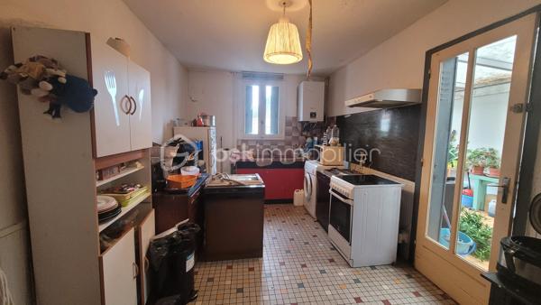 Découvrez cette maison de ville de plain-pied, idéale pour allier le calme et la praticité au quotidien.

La Véranda  : Véritable pièce de vie supplémentaire, la véranda prolonge l'espace intérieur et offre son accès sur le jardin.
La Pièce de vie & Cuisine : Une entrée s'ouvre sur un salon et une cuisine, parfaits pour recevoir ou se détendre.
Espace Nuit & Commodités : Une chambre confortable, une salle d’eau et son WC
Un garage attenant (un vrai atout en ville !) ainsi qu’un chai de rangement idéal pour le bricolage ou le stockage.

Les Extérieurs
Profitez d’un jardin privatif situé à l'avant de la maison, parfaitement exposé pour savourer les beaux jours, organiser des repas en extérieur ou simplement vous détendre au soleil en toute tranquillité.

Les Atouts & Informations Pratiques
Emplacement recherché proche des commodités.
Stationnement facilité (garage + espaces extérieurs).
Raccordée au tout à l'égout

Opportunité locative : Le bien est actuellement loué, garantissant des revenus locatifs immédiats ou un projet à moyen terme.

Contactez-moi dès aujourd'hui pour organiser une visite.
Je suis ouverte à l'inter-agence.