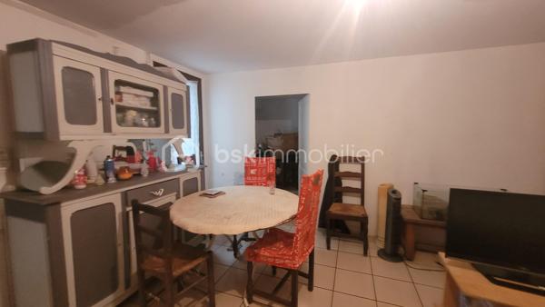 Découvrez cette maison de ville de plain-pied, idéale pour allier le calme et la praticité au quotidien.

La Véranda  : Véritable pièce de vie supplémentaire, la véranda prolonge l'espace intérieur et offre son accès sur le jardin.
La Pièce de vie & Cuisine : Une entrée s'ouvre sur un salon et une cuisine, parfaits pour recevoir ou se détendre.
Espace Nuit & Commodités : Une chambre confortable, une salle d’eau et son WC
Un garage attenant (un vrai atout en ville !) ainsi qu’un chai de rangement idéal pour le bricolage ou le stockage.

Les Extérieurs
Profitez d’un jardin privatif situé à l'avant de la maison, parfaitement exposé pour savourer les beaux jours, organiser des repas en extérieur ou simplement vous détendre au soleil en toute tranquillité.

Les Atouts & Informations Pratiques
Emplacement recherché proche des commodités.
Stationnement facilité (garage + espaces extérieurs).
Raccordée au tout à l'égout

Opportunité locative : Le bien est actuellement loué, garantissant des revenus locatifs immédiats ou un projet à moyen terme.

Contactez-moi dès aujourd'hui pour organiser une visite.
Je suis ouverte à l'inter-agence.