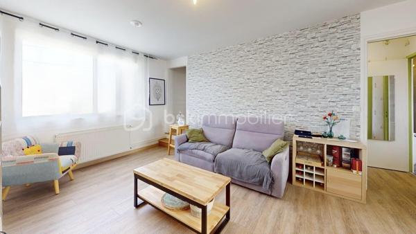 Découvrez cette agréable maison d'environ 76 m² habitables, parfaitement entretenue et édifiée sur une belle parcelle close de 480 m². Située dans un environnement résidentiel paisible, elle offre un cadre de vie fonctionnel et moderne, idéal pour un premier achat ou une vie de famille. Tout est prêt, vous n'avez plus qu'à poser vos valises !

Un agencement optimisé et confortable :
 - Espace jour & nuit (à l'étage) : Une pièce de vie lumineuse et traversante avec sa cuisine ouverte moderne entièrement équipée, un espace salon accueillant et séparé, deux chambres confortables, une salle d'eau et un WC.
-  Rez-de-chaussée fonctionnel : Une entrée avec dressing intégré, un grand garage idéal pour le stationnement et le bricolage, ainsi qu'une dépendance supplémentaire avec point d'eau et WC (idéale pour un bureau, un atelier ou un espace indépendant).

Les extérieurs :
- À l'extérieur, vous profiterez d'un agréable jardin entièrement clos, agrémenté d'une terrasse pour vos moments de détente et d'une seconde dépendance pour vos équipements de plein air.

Équipements et prestations techniques :
 - Confort thermique : Chauffage central au gaz complété par un poêle à granulés (idéal pour une ambiance chaleureuse et des factures maîtrisées) et une climatisation.
 - Huisseries : Fenêtres en PVC double vitrage pour une excellente isolation.

Une opportunité clé en main à découvrir rapidement sur le secteur.