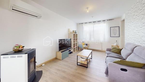 Découvrez cette agréable maison d'environ 76 m² habitables, parfaitement entretenue et édifiée sur une belle parcelle close de 480 m². Située dans un environnement résidentiel paisible, elle offre un cadre de vie fonctionnel et moderne, idéal pour un premier achat ou une vie de famille. Tout est prêt, vous n'avez plus qu'à poser vos valises !

Un agencement optimisé et confortable :
 - Espace jour & nuit (à l'étage) : Une pièce de vie lumineuse et traversante avec sa cuisine ouverte moderne entièrement équipée, un espace salon accueillant et séparé, deux chambres confortables, une salle d'eau et un WC.
-  Rez-de-chaussée fonctionnel : Une entrée avec dressing intégré, un grand garage idéal pour le stationnement et le bricolage, ainsi qu'une dépendance supplémentaire avec point d'eau et WC (idéale pour un bureau, un atelier ou un espace indépendant).

Les extérieurs :
- À l'extérieur, vous profiterez d'un agréable jardin entièrement clos, agrémenté d'une terrasse pour vos moments de détente et d'une seconde dépendance pour vos équipements de plein air.

Équipements et prestations techniques :
 - Confort thermique : Chauffage central au gaz complété par un poêle à granulés (idéal pour une ambiance chaleureuse et des factures maîtrisées) et une climatisation.
 - Huisseries : Fenêtres en PVC double vitrage pour une excellente isolation.

Une opportunité clé en main à découvrir rapidement sur le secteur.