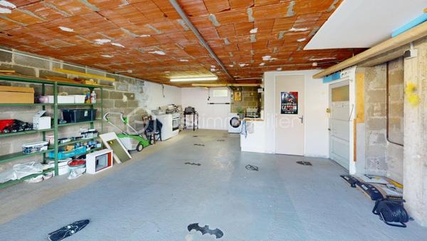 Découvrez cette agréable maison d'environ 76 m² habitables, parfaitement entretenue et édifiée sur une belle parcelle close de 480 m². Située dans un environnement résidentiel paisible, elle offre un cadre de vie fonctionnel et moderne, idéal pour un premier achat ou une vie de famille. Tout est prêt, vous n'avez plus qu'à poser vos valises !

Un agencement optimisé et confortable :
 - Espace jour & nuit (à l'étage) : Une pièce de vie lumineuse et traversante avec sa cuisine ouverte moderne entièrement équipée, un espace salon accueillant et séparé, deux chambres confortables, une salle d'eau et un WC.
-  Rez-de-chaussée fonctionnel : Une entrée avec dressing intégré, un grand garage idéal pour le stationnement et le bricolage, ainsi qu'une dépendance supplémentaire avec point d'eau et WC (idéale pour un bureau, un atelier ou un espace indépendant).

Les extérieurs :
- À l'extérieur, vous profiterez d'un agréable jardin entièrement clos, agrémenté d'une terrasse pour vos moments de détente et d'une seconde dépendance pour vos équipements de plein air.

Équipements et prestations techniques :
 - Confort thermique : Chauffage central au gaz complété par un poêle à granulés (idéal pour une ambiance chaleureuse et des factures maîtrisées) et une climatisation.
 - Huisseries : Fenêtres en PVC double vitrage pour une excellente isolation.

Une opportunité clé en main à découvrir rapidement sur le secteur.