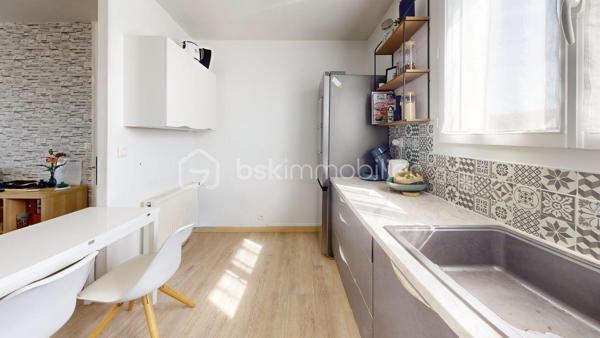 Découvrez cette agréable maison d'environ 76 m² habitables, parfaitement entretenue et édifiée sur une belle parcelle close de 480 m². Située dans un environnement résidentiel paisible, elle offre un cadre de vie fonctionnel et moderne, idéal pour un premier achat ou une vie de famille. Tout est prêt, vous n'avez plus qu'à poser vos valises !

Un agencement optimisé et confortable :
 - Espace jour & nuit (à l'étage) : Une pièce de vie lumineuse et traversante avec sa cuisine ouverte moderne entièrement équipée, un espace salon accueillant et séparé, deux chambres confortables, une salle d'eau et un WC.
-  Rez-de-chaussée fonctionnel : Une entrée avec dressing intégré, un grand garage idéal pour le stationnement et le bricolage, ainsi qu'une dépendance supplémentaire avec point d'eau et WC (idéale pour un bureau, un atelier ou un espace indépendant).

Les extérieurs :
- À l'extérieur, vous profiterez d'un agréable jardin entièrement clos, agrémenté d'une terrasse pour vos moments de détente et d'une seconde dépendance pour vos équipements de plein air.

Équipements et prestations techniques :
 - Confort thermique : Chauffage central au gaz complété par un poêle à granulés (idéal pour une ambiance chaleureuse et des factures maîtrisées) et une climatisation.
 - Huisseries : Fenêtres en PVC double vitrage pour une excellente isolation.

Une opportunité clé en main à découvrir rapidement sur le secteur.