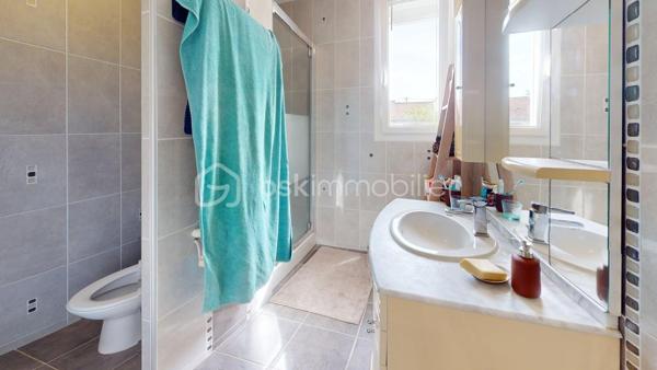Découvrez cette agréable maison d'environ 76 m² habitables, parfaitement entretenue et édifiée sur une belle parcelle close de 480 m². Située dans un environnement résidentiel paisible, elle offre un cadre de vie fonctionnel et moderne, idéal pour un premier achat ou une vie de famille. Tout est prêt, vous n'avez plus qu'à poser vos valises !

Un agencement optimisé et confortable :
 - Espace jour & nuit (à l'étage) : Une pièce de vie lumineuse et traversante avec sa cuisine ouverte moderne entièrement équipée, un espace salon accueillant et séparé, deux chambres confortables, une salle d'eau et un WC.
-  Rez-de-chaussée fonctionnel : Une entrée avec dressing intégré, un grand garage idéal pour le stationnement et le bricolage, ainsi qu'une dépendance supplémentaire avec point d'eau et WC (idéale pour un bureau, un atelier ou un espace indépendant).

Les extérieurs :
- À l'extérieur, vous profiterez d'un agréable jardin entièrement clos, agrémenté d'une terrasse pour vos moments de détente et d'une seconde dépendance pour vos équipements de plein air.

Équipements et prestations techniques :
 - Confort thermique : Chauffage central au gaz complété par un poêle à granulés (idéal pour une ambiance chaleureuse et des factures maîtrisées) et une climatisation.
 - Huisseries : Fenêtres en PVC double vitrage pour une excellente isolation.

Une opportunité clé en main à découvrir rapidement sur le secteur.