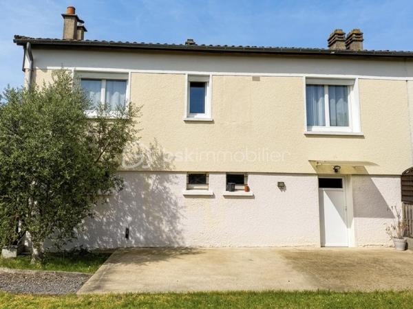 Découvrez cette agréable maison d'environ 76 m² habitables, parfaitement entretenue et édifiée sur une belle parcelle close de 480 m². Située dans un environnement résidentiel paisible, elle offre un cadre de vie fonctionnel et moderne, idéal pour un premier achat ou une vie de famille. Tout est prêt, vous n'avez plus qu'à poser vos valises !

Un agencement optimisé et confortable :
 - Espace jour & nuit (à l'étage) : Une pièce de vie lumineuse et traversante avec sa cuisine ouverte moderne entièrement équipée, un espace salon accueillant et séparé, deux chambres confortables, une salle d'eau et un WC.
-  Rez-de-chaussée fonctionnel : Une entrée avec dressing intégré, un grand garage idéal pour le stationnement et le bricolage, ainsi qu'une dépendance supplémentaire avec point d'eau et WC (idéale pour un bureau, un atelier ou un espace indépendant).

Les extérieurs :
- À l'extérieur, vous profiterez d'un agréable jardin entièrement clos, agrémenté d'une terrasse pour vos moments de détente et d'une seconde dépendance pour vos équipements de plein air.

Équipements et prestations techniques :
 - Confort thermique : Chauffage central au gaz complété par un poêle à granulés (idéal pour une ambiance chaleureuse et des factures maîtrisées) et une climatisation.
 - Huisseries : Fenêtres en PVC double vitrage pour une excellente isolation.

Une opportunité clé en main à découvrir rapidement sur le secteur.